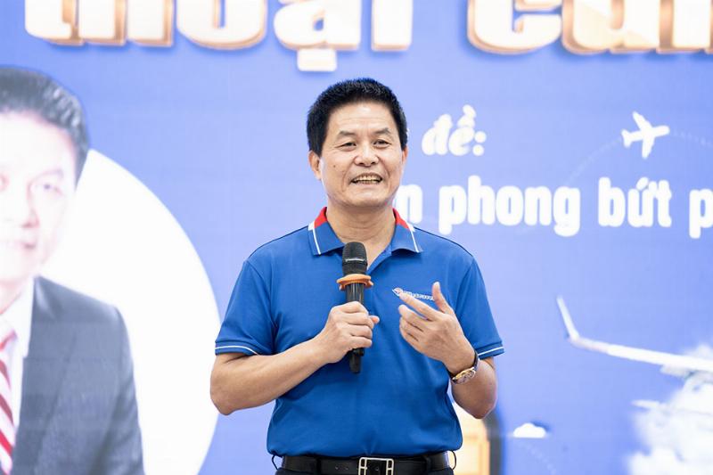 Chân dung một nhân viên Vinfast trẻ tuổi, rạng rỡ, có vẻ như đang chia sẻ câu chuyện thành công của mình tại công ty